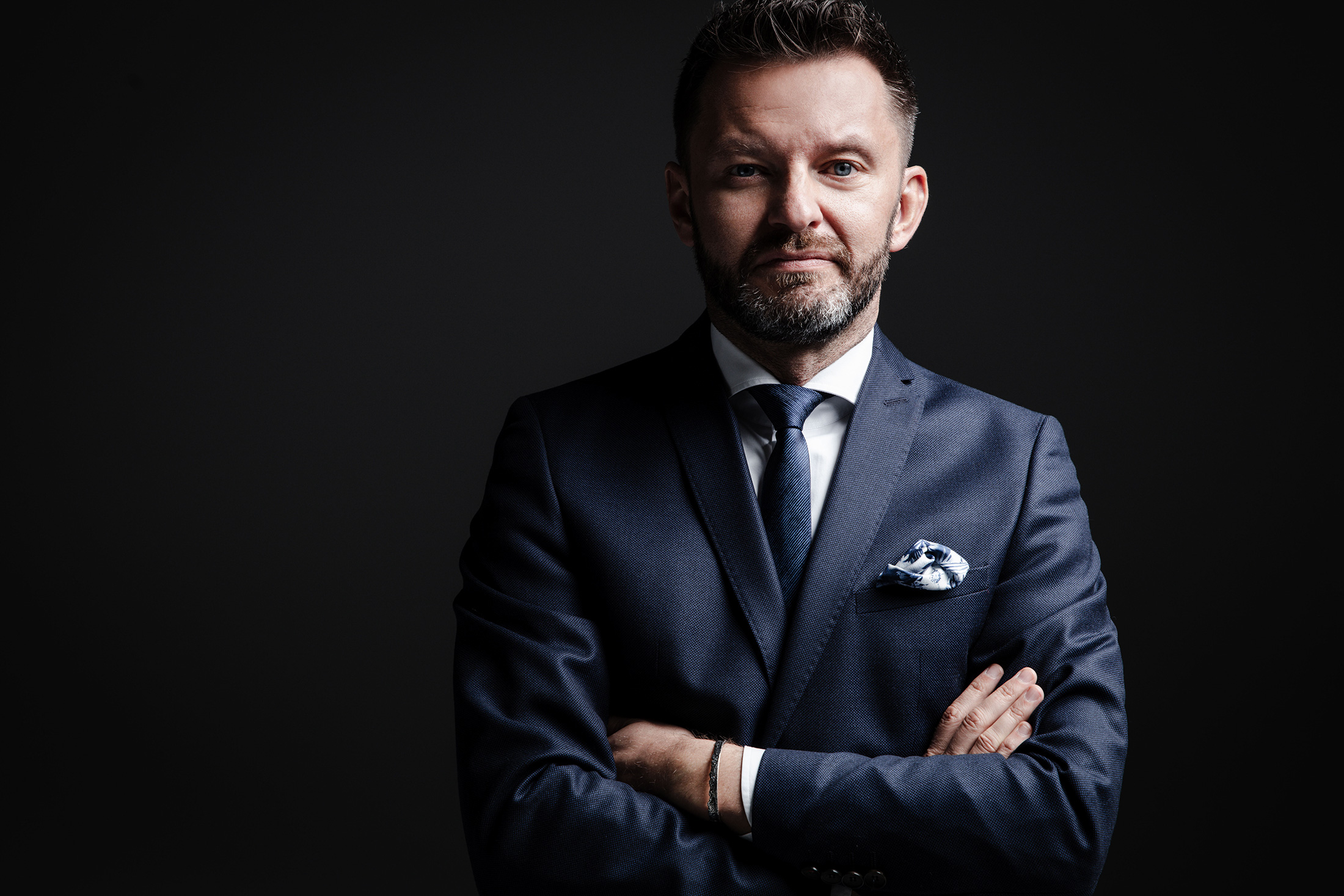 na ciemnym tle. Sesja biznesowa