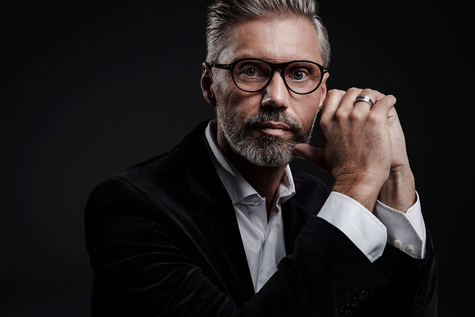 na ciemnym tle. Sesja biznesowa