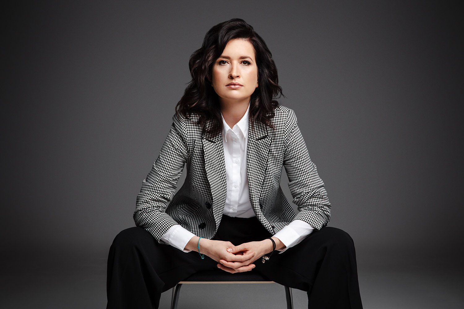 Kobieca sesja biznesowa. Stylizacje w sesji biznesowej. Sesja biznesowa z kolorem. Sesja biznesowa na czarnym tle. Kobieca sesja wizerunkowa . Portret kobiecy. Portret biznesowy. Zdjęcie na Linked In